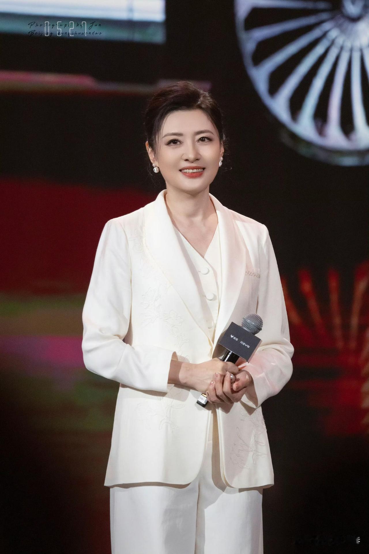 周涛优雅知性腹有诗书气自华的完美气质是央视主持人中典型的代表！