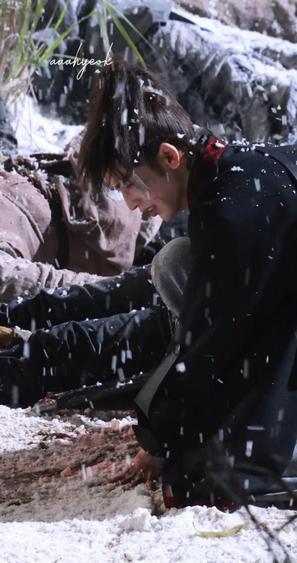 眼泪混着雪，拍完哭戏看监视器的凌赫好破碎💔拍完哭戏看监视器的张凌赫好破碎