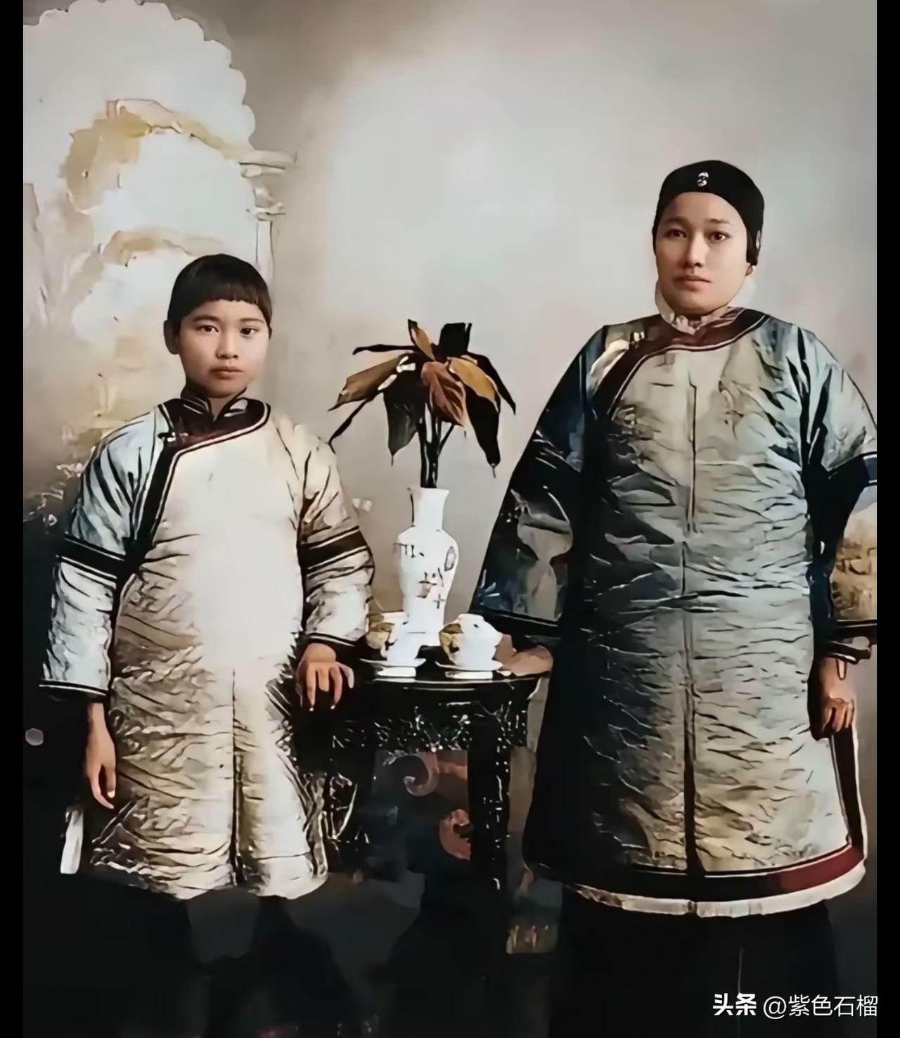 宋庆龄小时候和她妈妈倪桂珍的一张合影。
       宋庆龄的母亲倪桂珍祖籍浙江