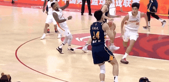CBA 崔永熙沿底线突破欲起飞隔扣，但被福建外援马昆杜摁帽。以崔永熙的身体素质，