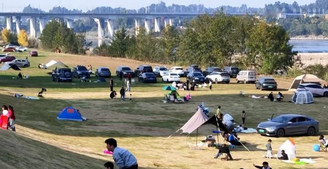 【太随意？乐山这里的露天草坪有人这样露营引来市民吐槽，你怎么看？】乐山城区滟澜洲