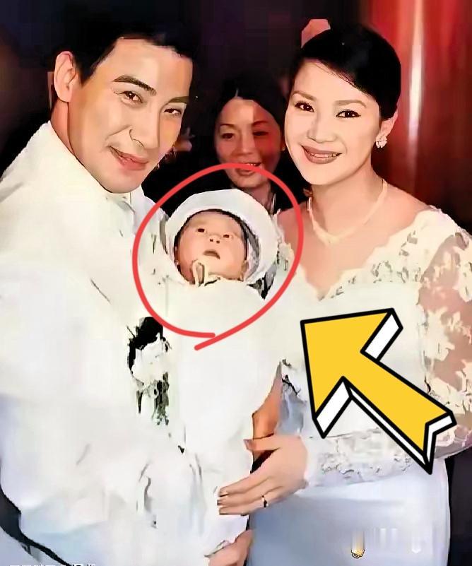 婚礼上，他当着40桌亲友发誓：护她一世周全。
可婚后第三个月，她晚上九点接到他的