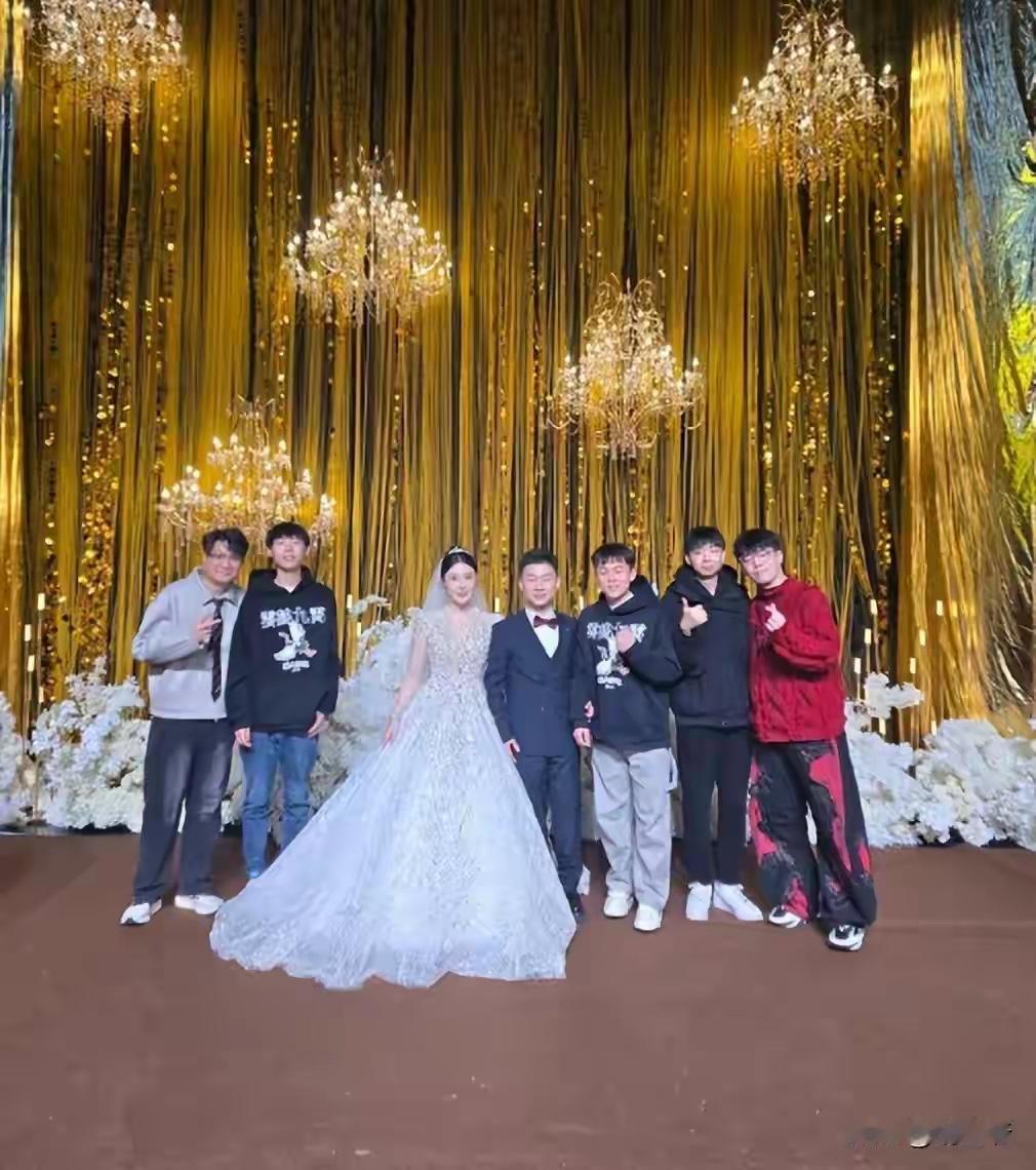 2月11日，北京德云红事会馆张灯结彩，和前一天德云社封箱演出的热闹不同，这里多了