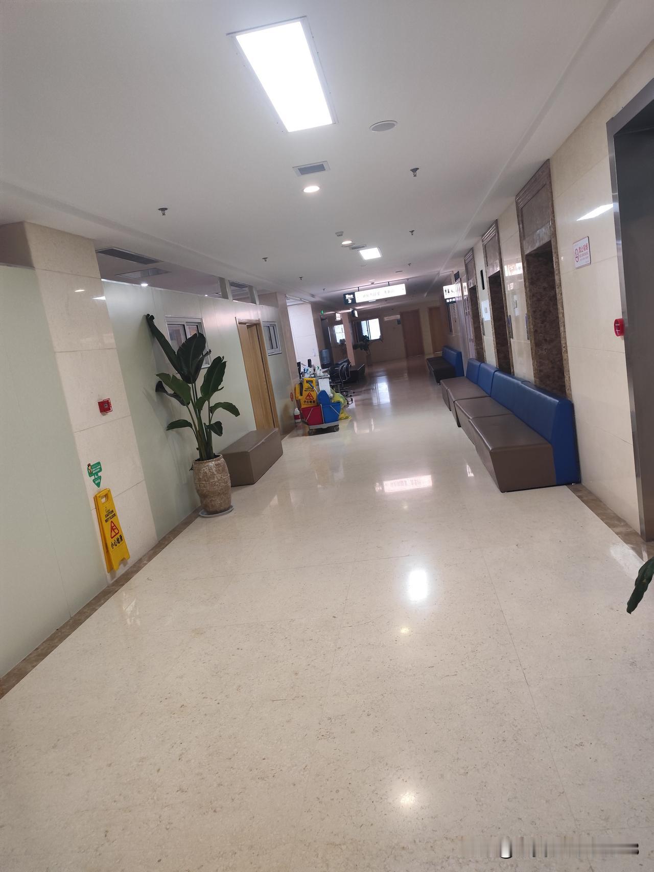 在临沂北城人民医院，别处的诊区皆是人头攒动，有一处却冷冷清清。
这里便是体检超声
