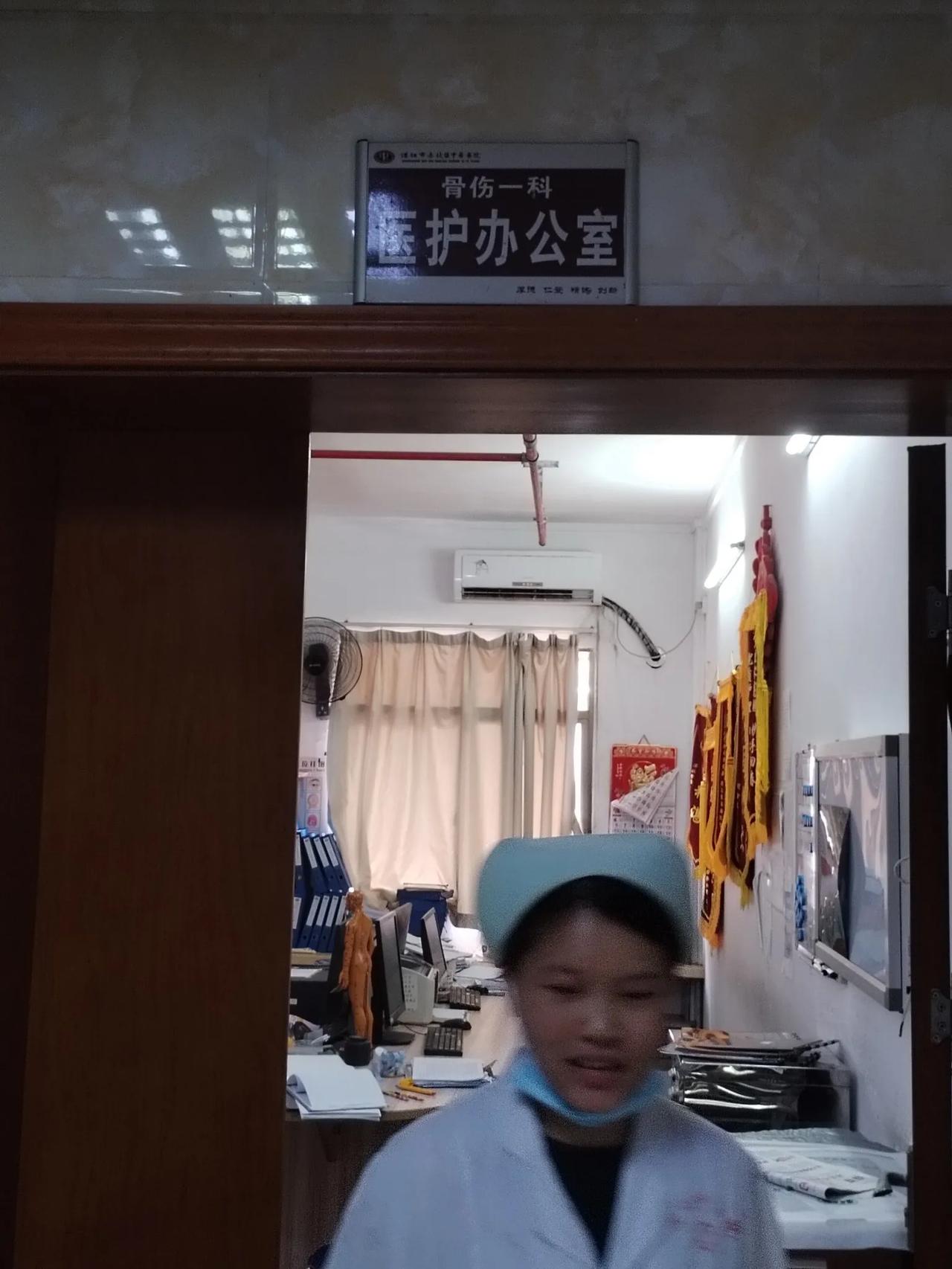 一次治疗骨折的折腾和经历，让人懂得很多。
7月26日家人在家中走路摔倒，脚踝粉碎