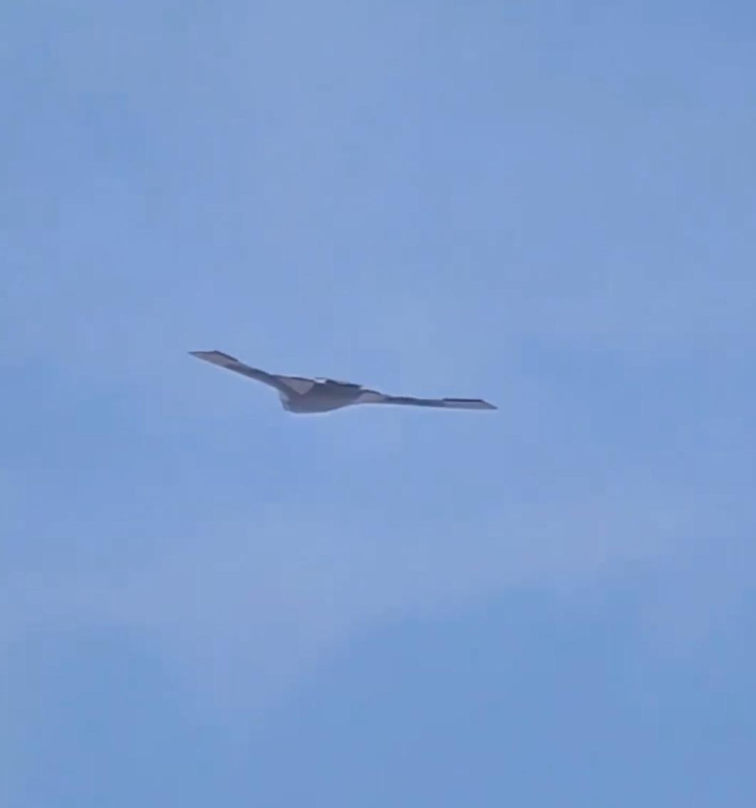 这不就来了吗！

如果只看图一，你会以为是一架隐形无人轰炸机吗？

这造型，这姿