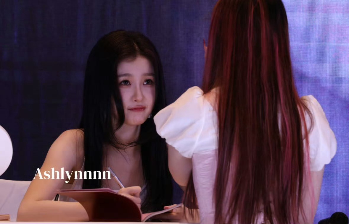 爱人的眼睛是第八大洋。虞书欣每一次对视每一次交流