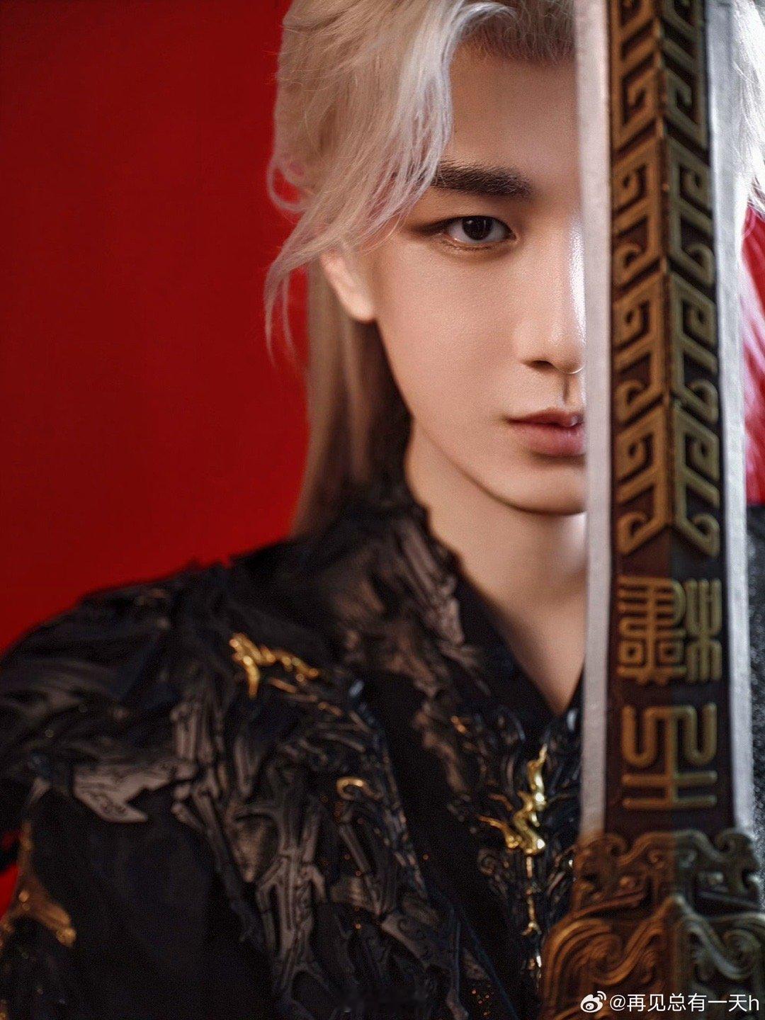 成毅携双角色杀进年度TOP3十年蛰伏终破茧，从配角到登顶，成毅的这份荣光，正是轻