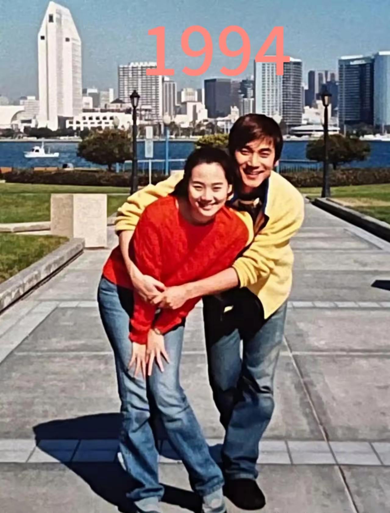 30年过去，林依轮还是这么帅。
身边的人，依旧是当年那一个，只是家里多了两个长大