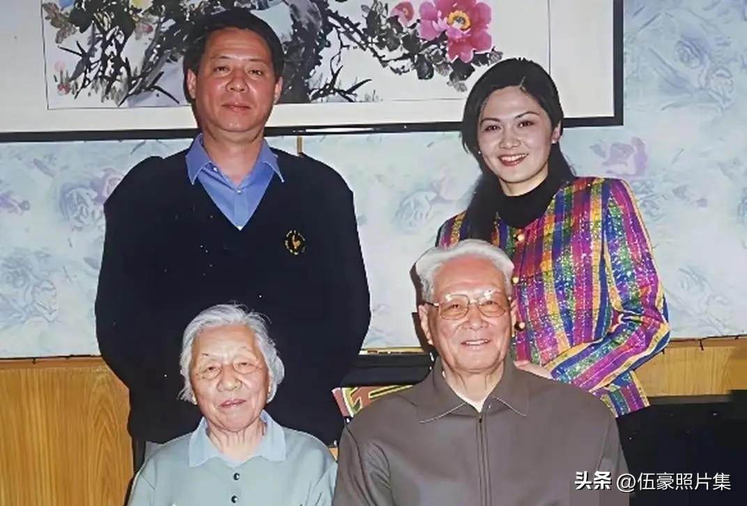 九旬高龄的张震将军和夫人马龄松，和作为演员的儿媳韩月乔和儿子张宁阳的合影。
张震