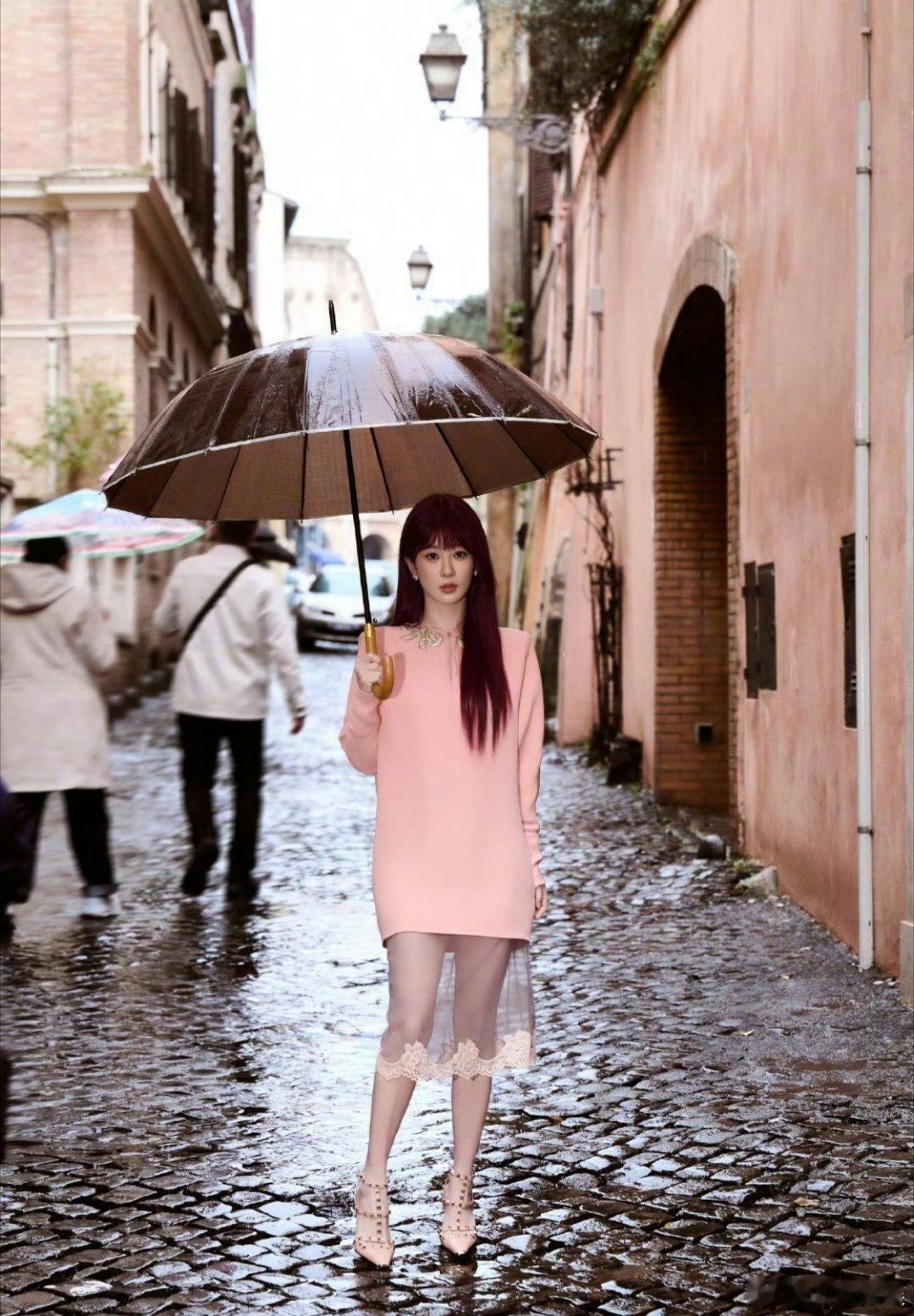 杨紫和迪丽热巴怎么了，迪丽热巴方在杨紫工作室下评论要求给迪丽热巴解释和道歉。 