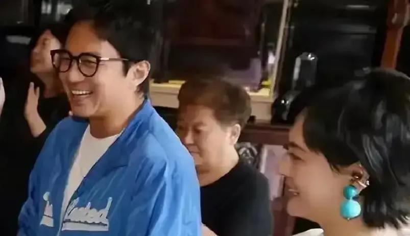 张颂文在机场被人围住，他却低着头，小跑着躲开了人群。

他好像还停在那个没红的时