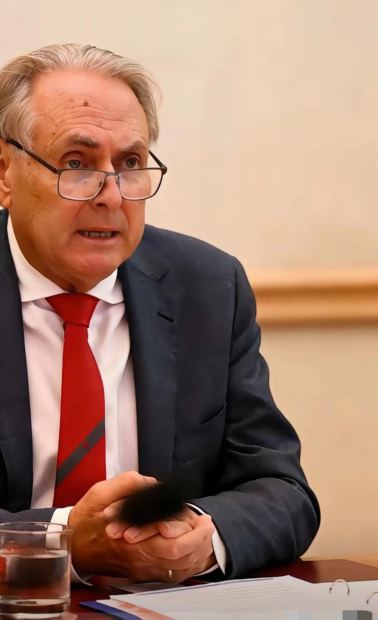 中方出手后，澳部长急了
​1月1日，澳大利亚贸易部长唐·法雷尔说，对中方的决定很