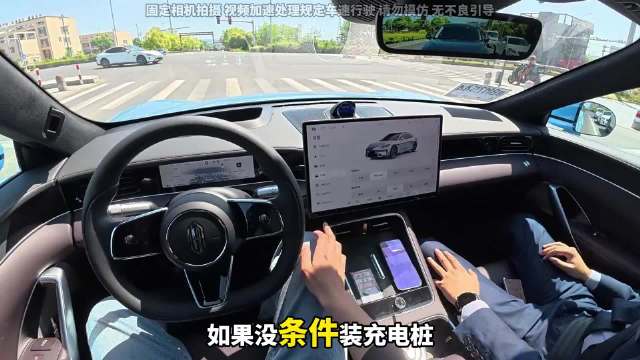 挡住车标，这颜值说三四十万都有人信！低趴宽体、无框车门、溜背线条，回头率拉满。不过帅的代价是后排头部