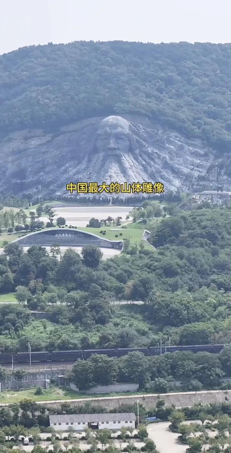 湖北有人搞了一个大工程。中华人文始祖伏羲的雕像。据说花了2.5个亿，动用了上百名