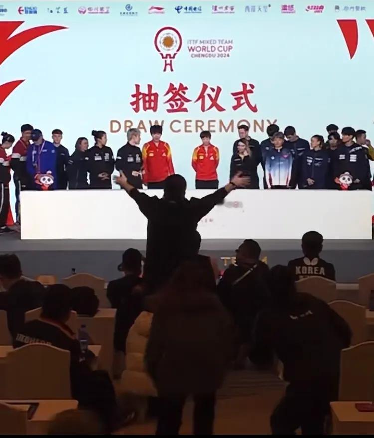 再现东非大裂谷
摄影师指挥得都要哭了
这俩人像是各带一个队打比赛
楚钦：我王姐也