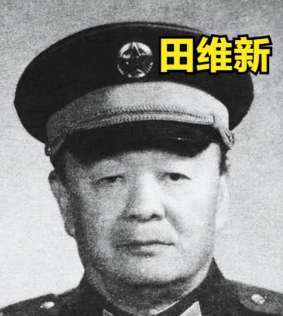 1949年，一个杀手闯进了杨勇的房间中，可当杨勇看清对方的面容时，却愣住了，因为