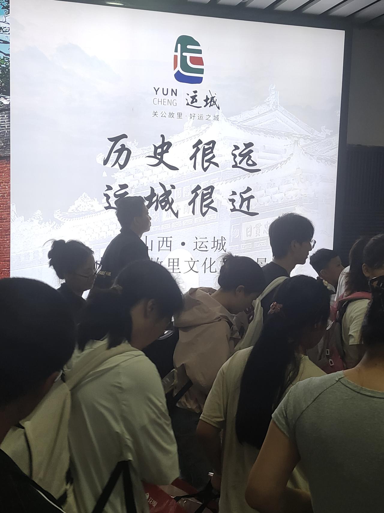 那天在太原火车站赶早班绿皮车，拖着行李箱挤在出站通道的人流里，眼角余光突然扫到那
