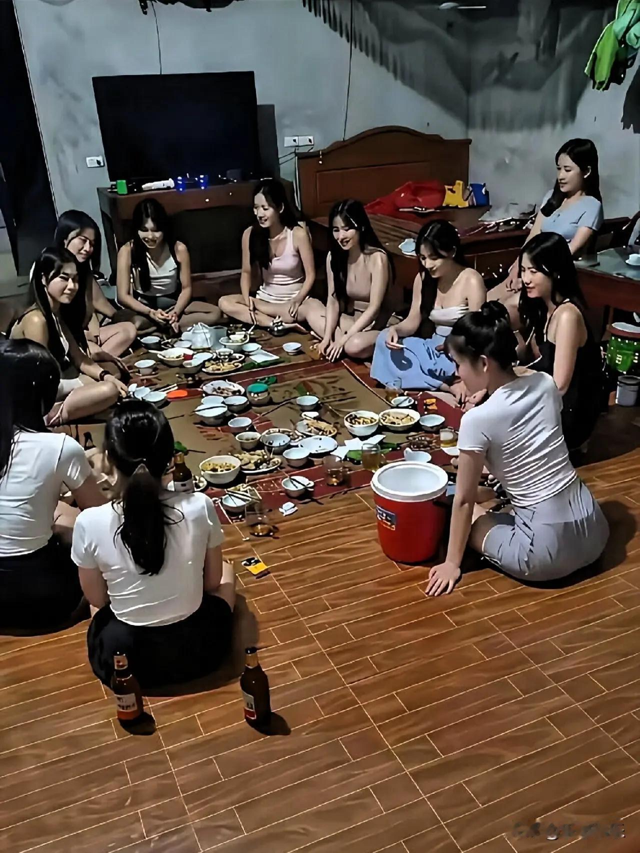 这是哪里的习俗，吃饭直接铺张席子在地上，大家都席地而坐，关键还算是女孩子，数了一