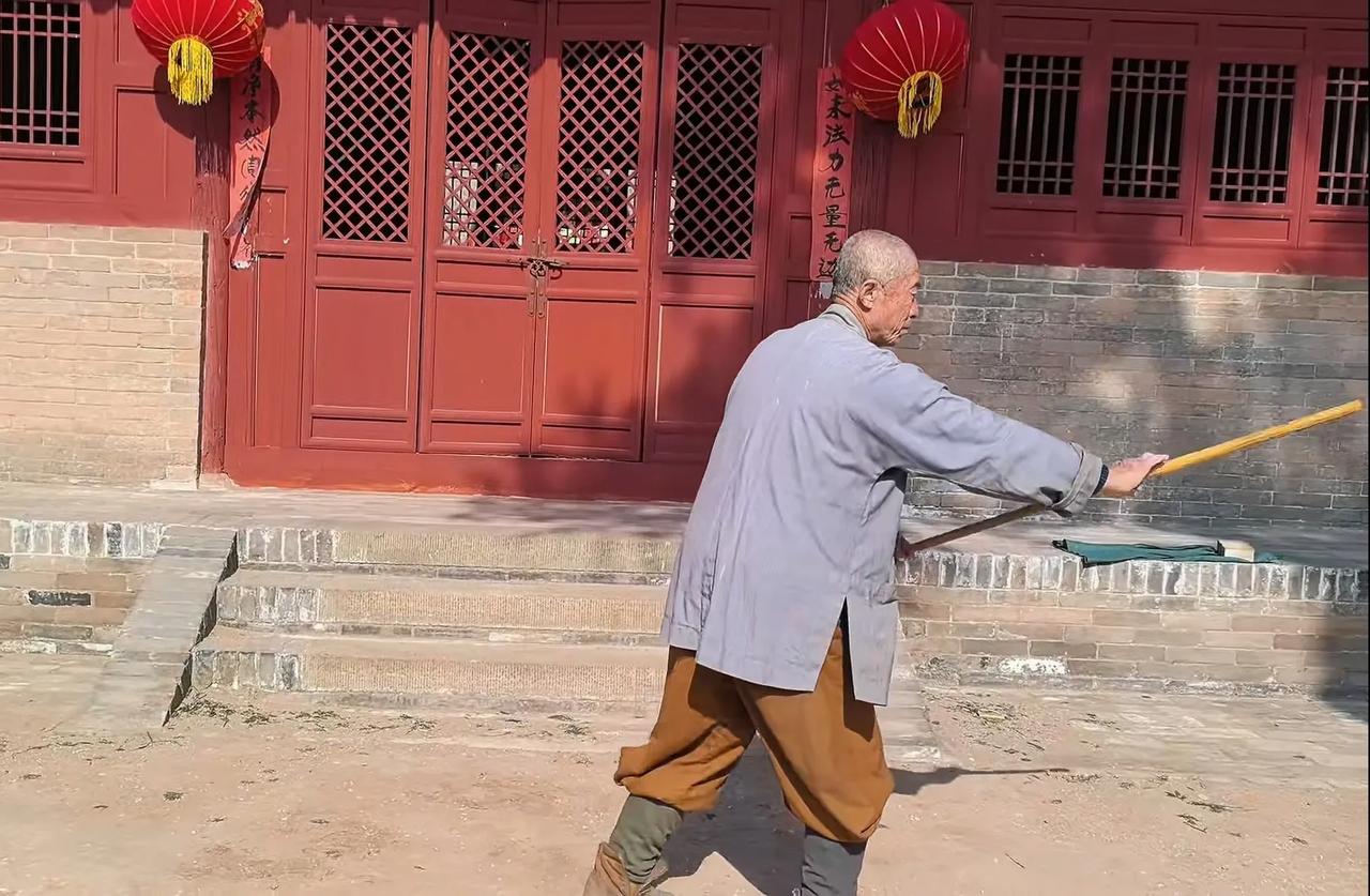 我朋友的侄子就是和尚，他是大学毕业后面试进去的，因为长的白白嫩嫩的，在里面当迎客