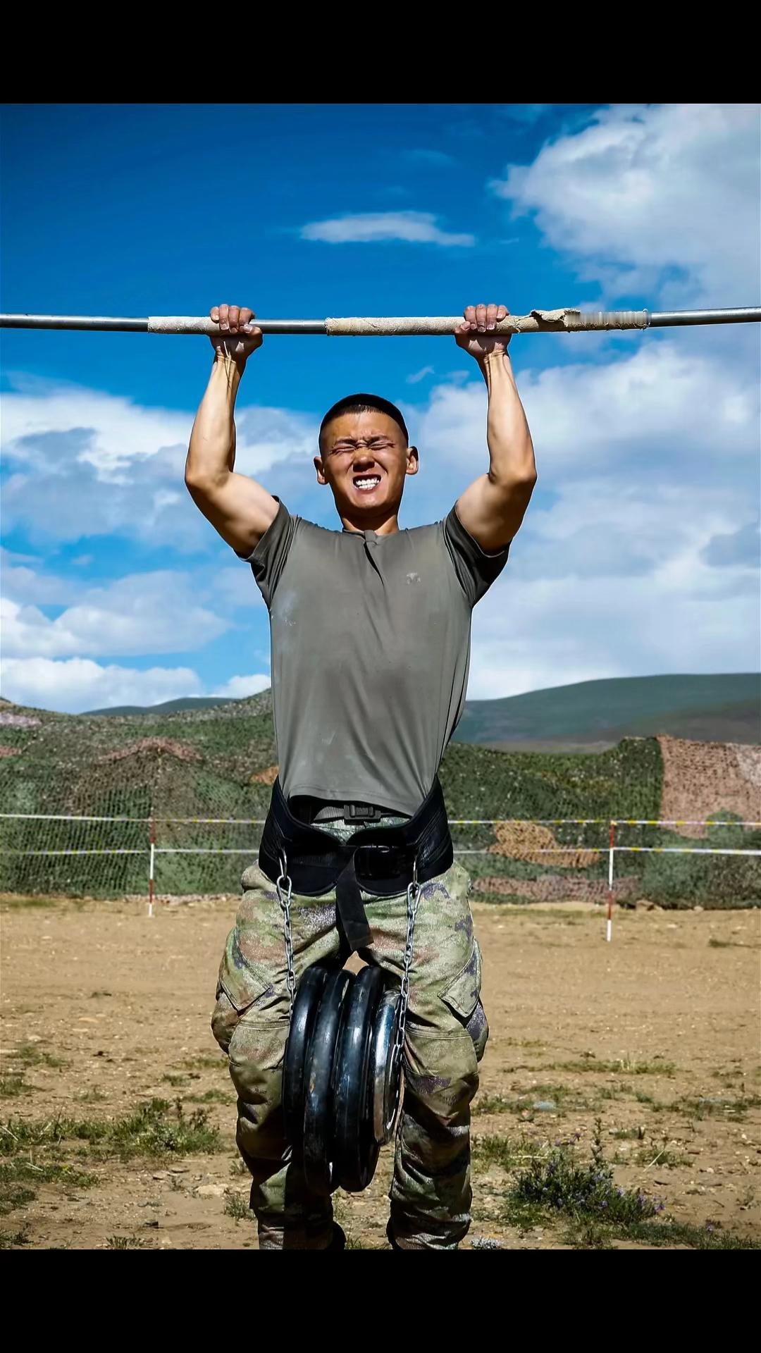 在部队时，我扒着门槛上沿，一口气引体向上17个！现在退役10多年了，竟然一个也拉