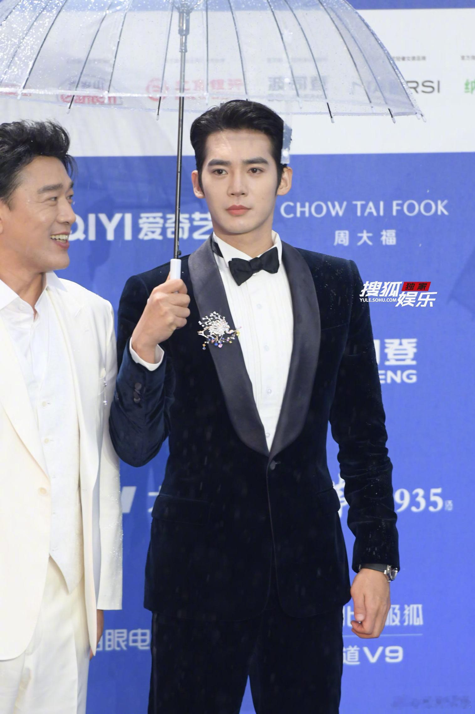 一身黑丝绒西装亮相北影节红毯，人帅心善的小适适非常努力地在给王耀庆老师打伞北京国