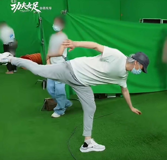 星爷这一个动作承载了25年的回忆 经典踢腿镜头登场瞬间瞬间戳中泪点，二十五年时光