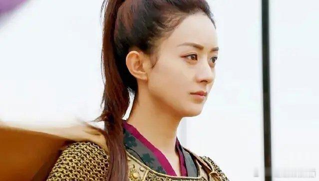 小网红们都知道拍古装要把头发喷黑，你们208。。。 ​​​