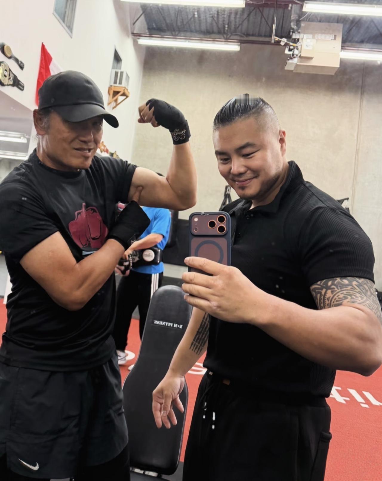 68岁苗侨伟现身温哥华一间体育馆锻炼，不仅打了拳击，还去打了高尔夫球，状态非常好