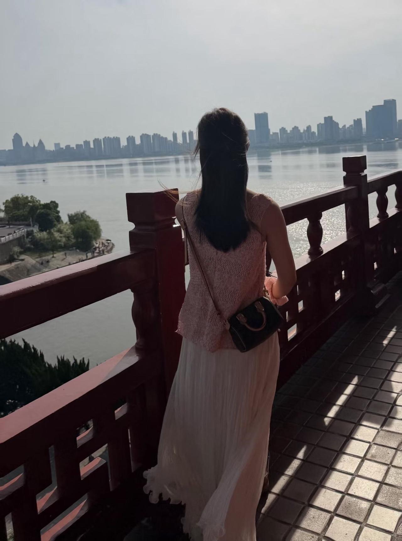 无论你信不信，这就是现实！全国家庭中纯银行存款：

0-5万的占35%，
5-3