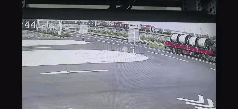 特斯拉Model 3车主还在吗？怎么一点刹车的迹象都没有，幸亏追尾的是大车，不然