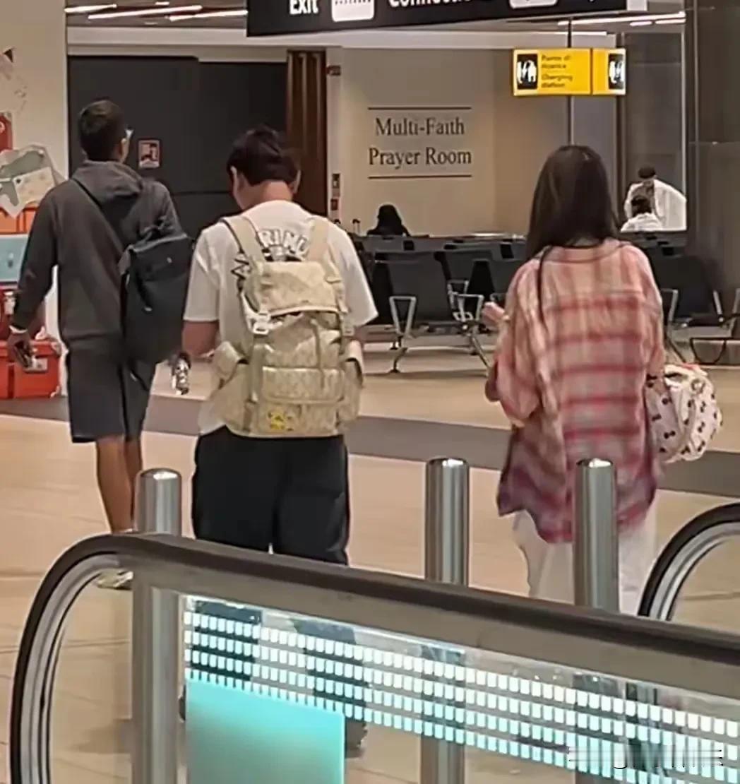 近日，多位网友在罗马机场偶遇王思聪与女友懒懒，两人亲密互动的画面迅速引爆社交媒体