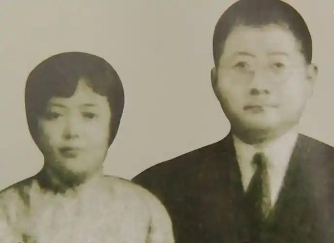 吉鸿昌被害牺牲以后，他的妻子胡红霞卖掉所有的资产赎回了尸体，不经意间发现丈夫口袋