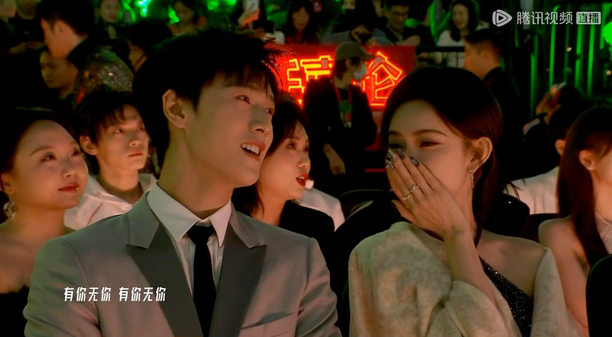 对没错 导播就这么给昀牵梦绕镜头 孟姐又在和小林说什么笑这么开心  