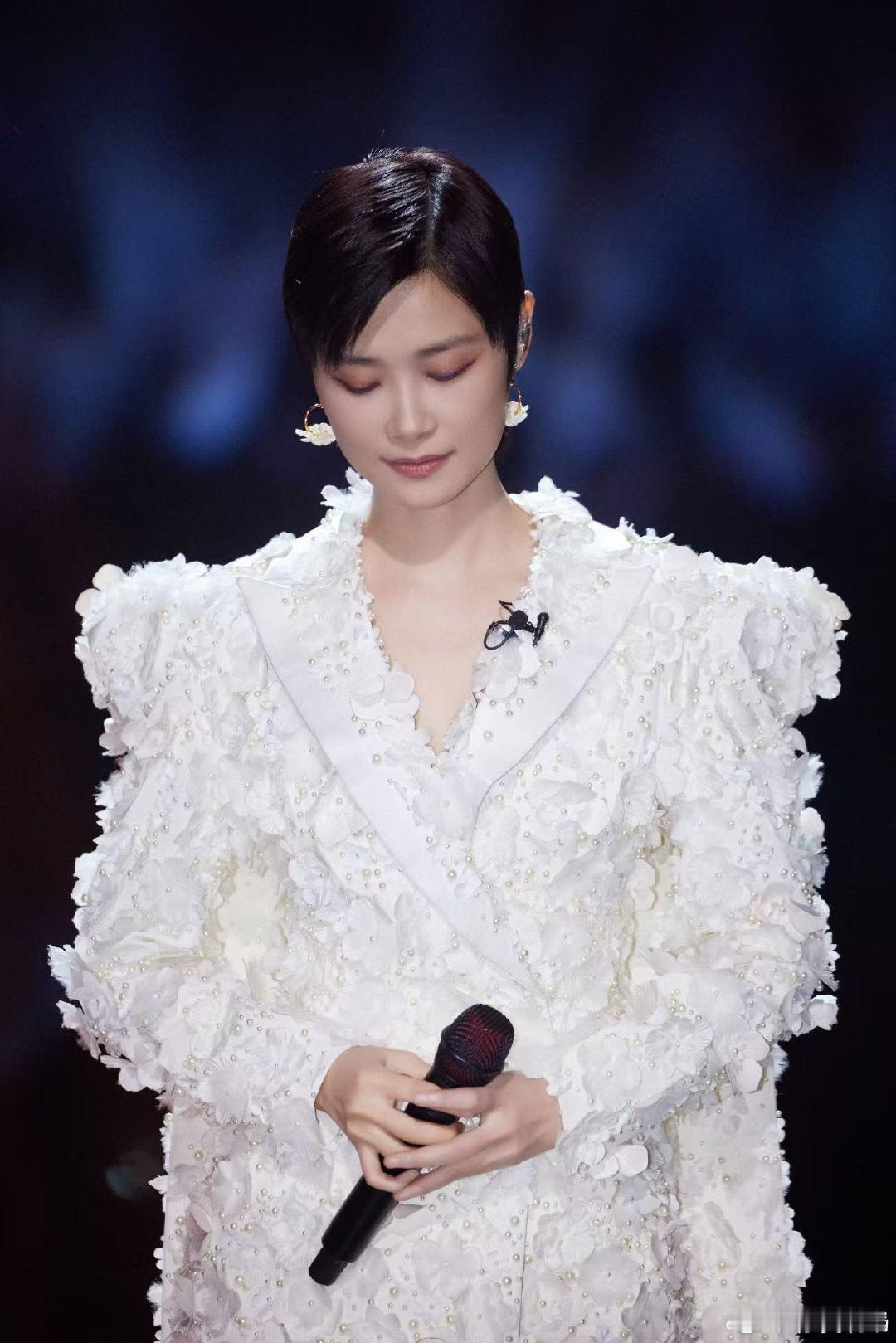 李宇春容祖儿终身美丽  不得不说，李宇春和容祖儿在《声生不息》舞台上合唱的《终身