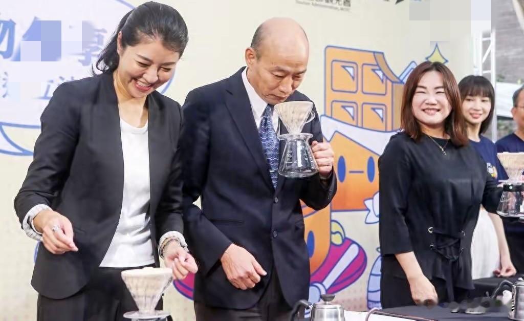 韩国瑜力挺吴宗宪，打趣许淑华未嫁原因。就在10月25日，蓝营宜兰人选吴宗宪发起造
