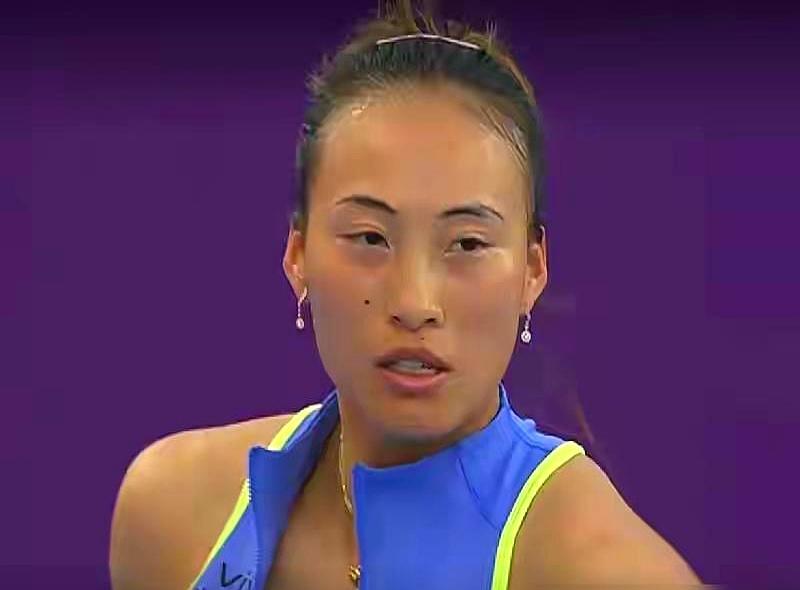 一记发球190公里，像炮弹砸进发球区。
 
她先丢了一盘。观众席有人开始收拾东西