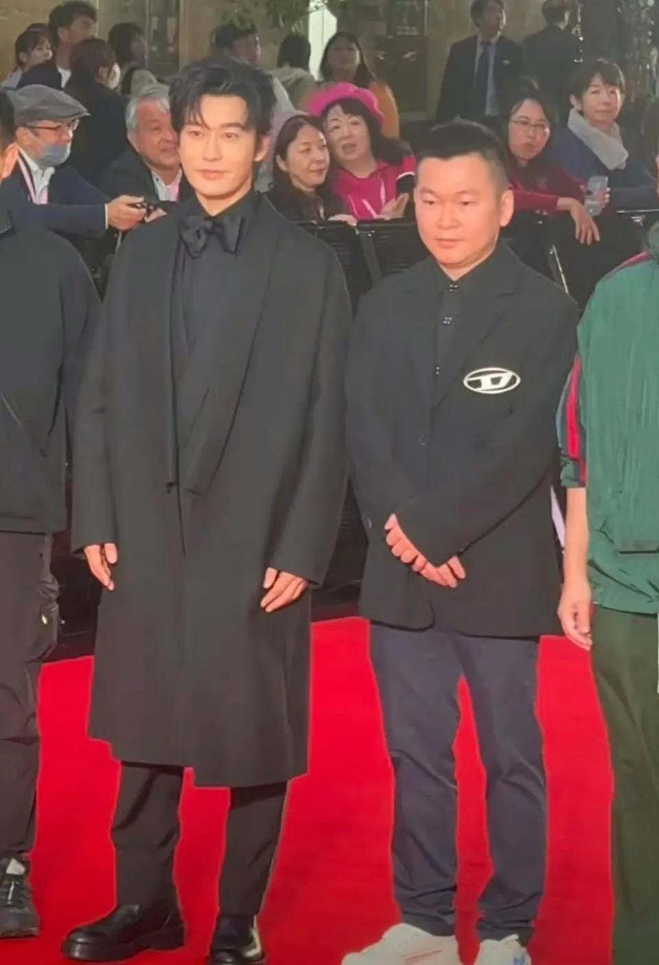 黄晓明这个惊人的发量，如果都是他自己的头发，那真的是太天生丽质了。一般年近50的