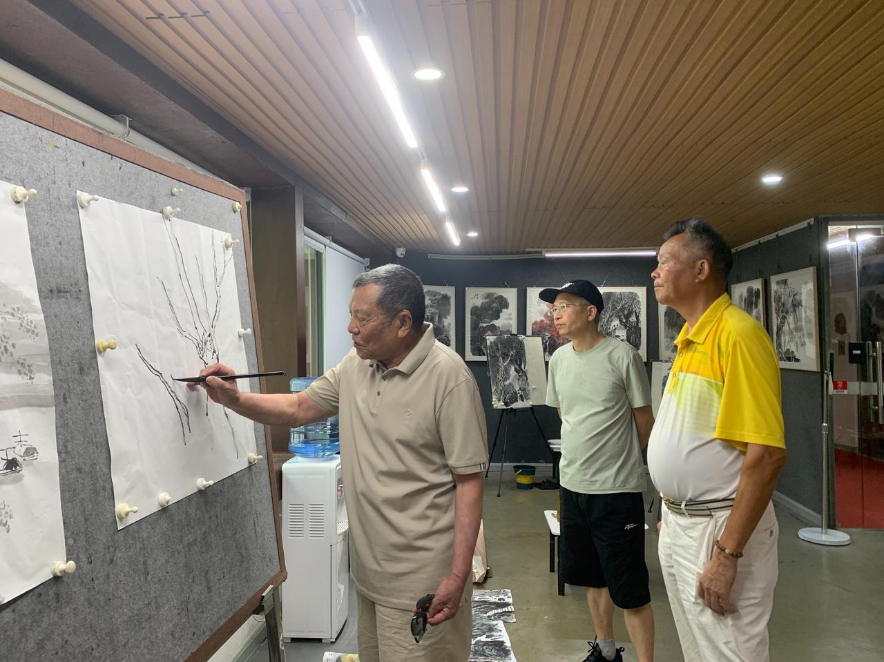 肇庆星湖学画记：山水之间，笔墨生辉。

管育华（江西赣州）：七月的肇庆，暑气蒸腾
