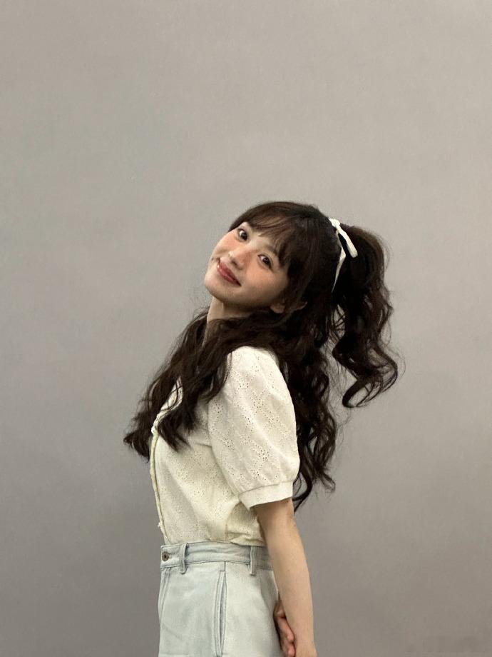 #田曦薇高马尾雀斑腮红妆#高马尾波浪卷散发青春魅力，雀斑腮红妆更添甜美。简直太好