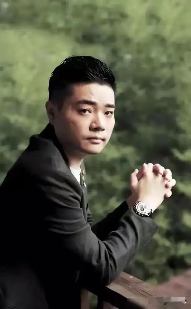 我一直以为身价过亿的丁俊晖，在英国就是住豪宅、玩投资。结果朋友扒出，他竟在谢菲尔