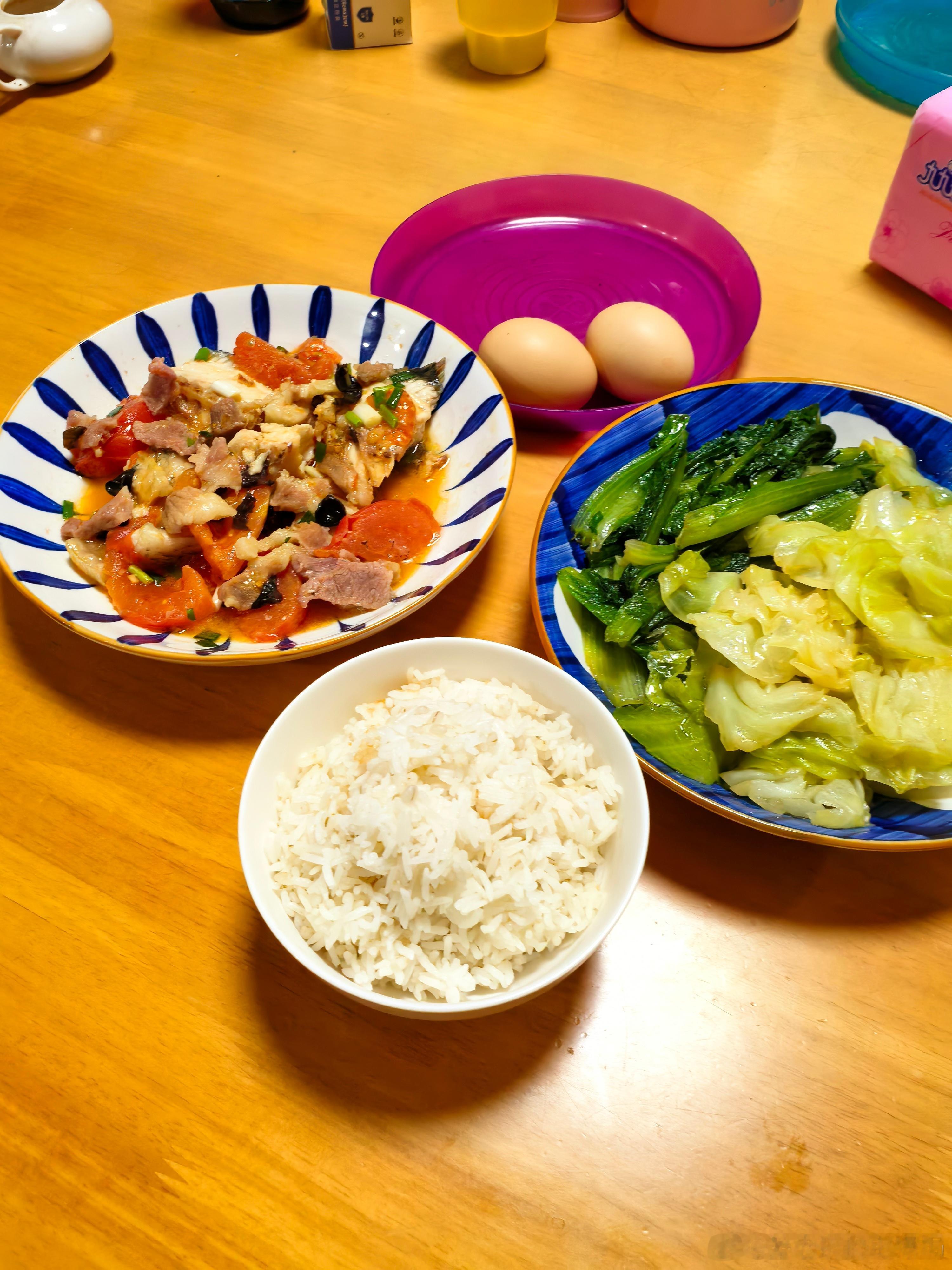 你们问的什么秘诀～就这样咯！ 鸡蛋是晚饭～ 然后我午饭就那个青菜和那盘肉～一碗米
