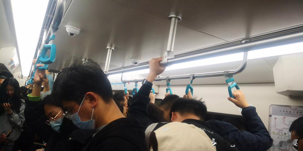 回头，地铁里人们人挤人，没人说话，漠然的各自行事！我们，终将自己活成了别人的样子