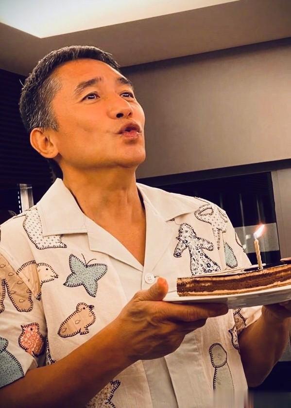 梁朝伟生日这天，作为妻子的刘嘉玲也送出了自己的祝福，并且陪伴在老公的身边。
近几