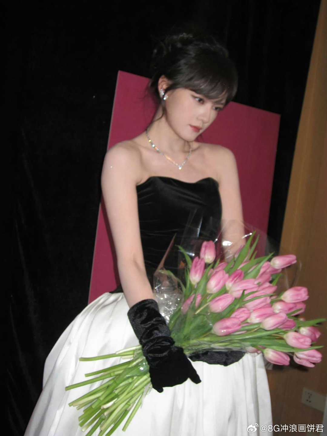 文淇 郁金香小姐 黑白长裙、顶奢珠宝，文淇这身将简约玩出高级感。利落剪裁与她清冷