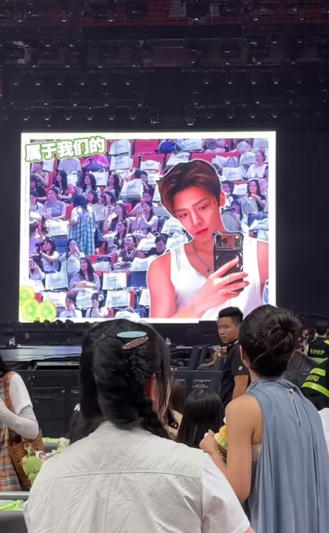 侯明昊成都演唱会电子同框桃妹5.0加强版惊喜上线屏幕！侯明昊成都演唱会巧用电子同