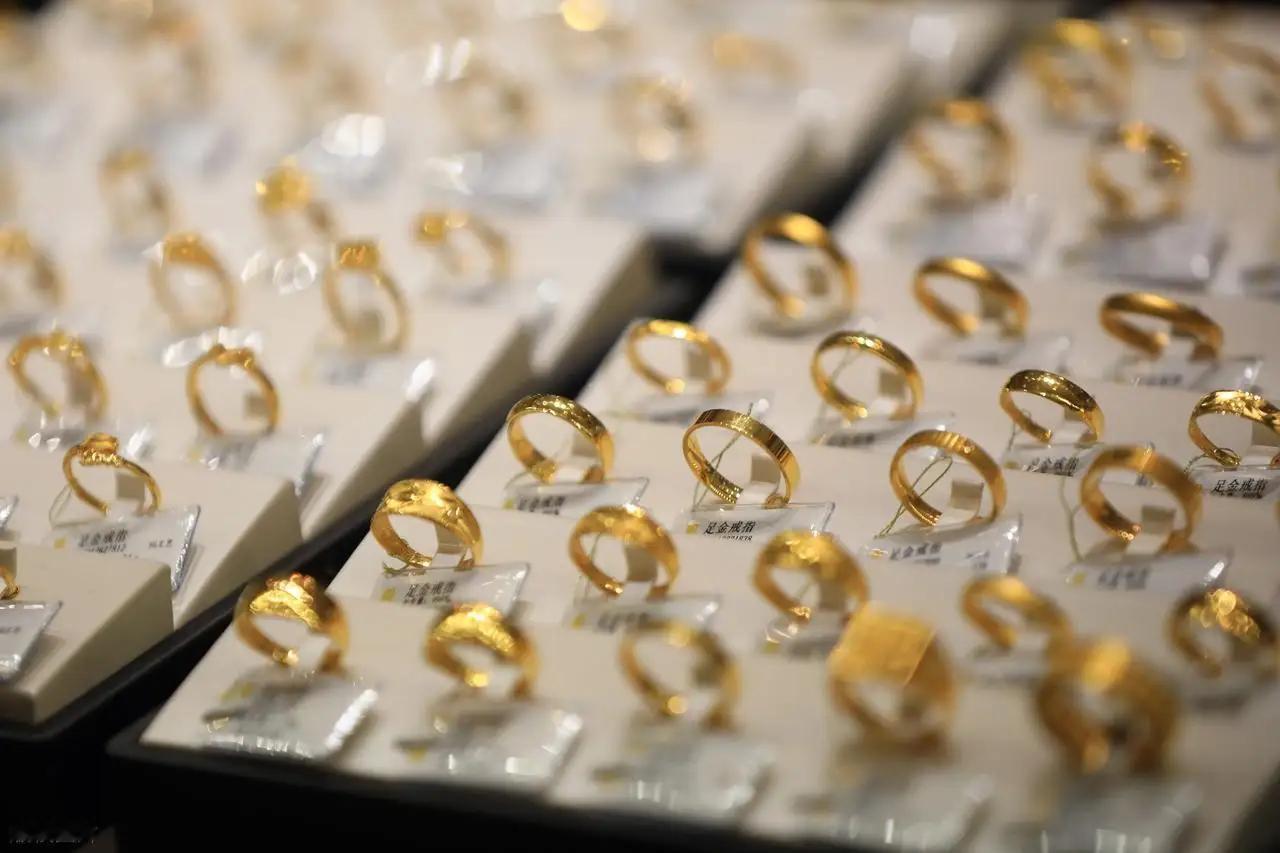 结婚时并不一定非要买“三金”，如果觉得黄金现在价格太高不想买，那就可以完全不买，