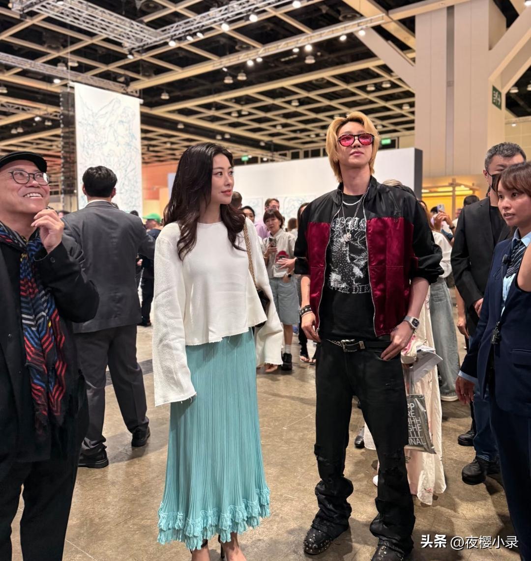 41岁朱珠现身香港看艺术展，她穿着浅蓝色裙子，留着一头微卷发，身材苗条，气质很出