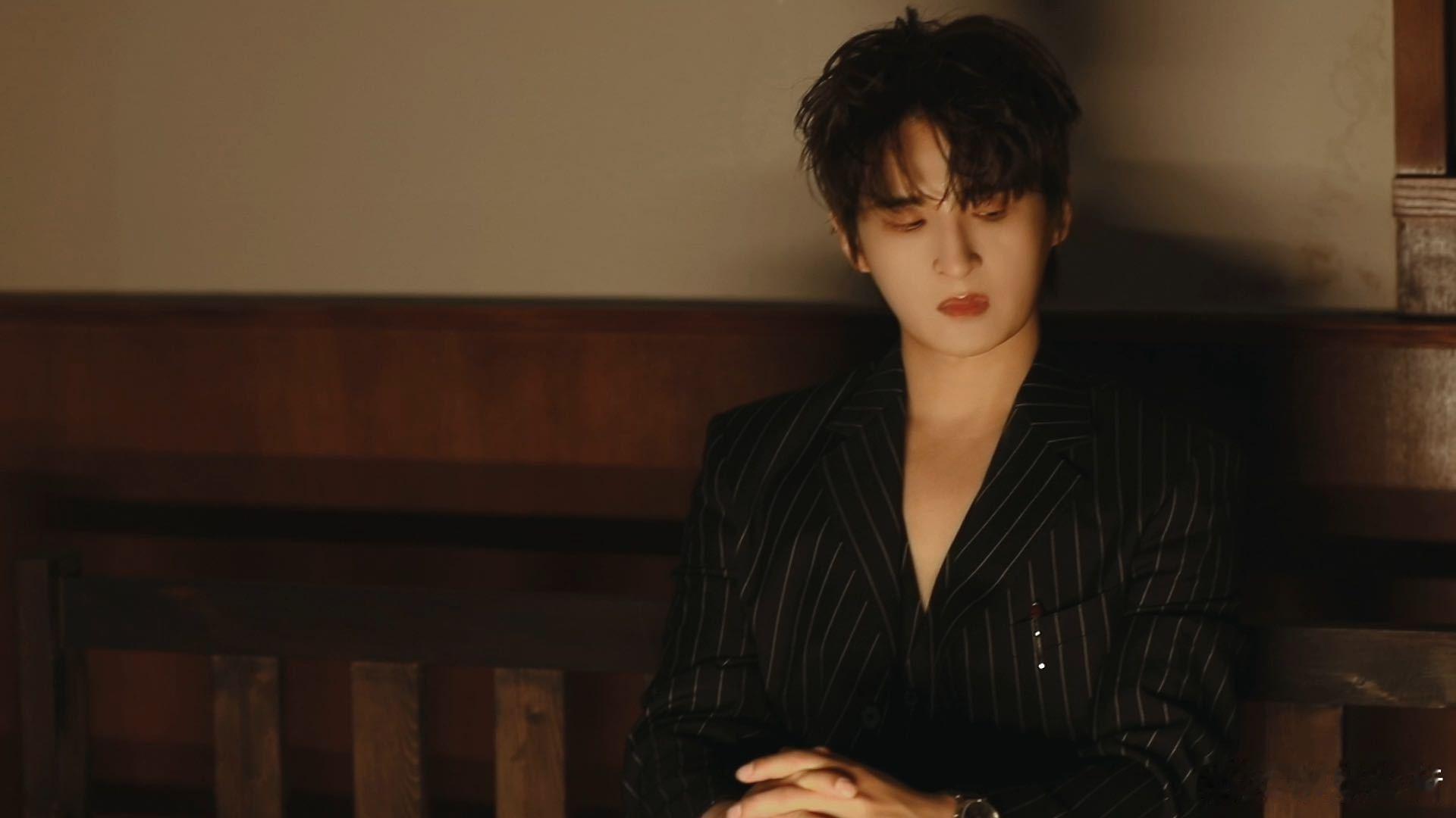 张远是来微博之夜拍007的吗 微博之夜的造型真的太帅了吧！眼神拽酷有戏，故事感十