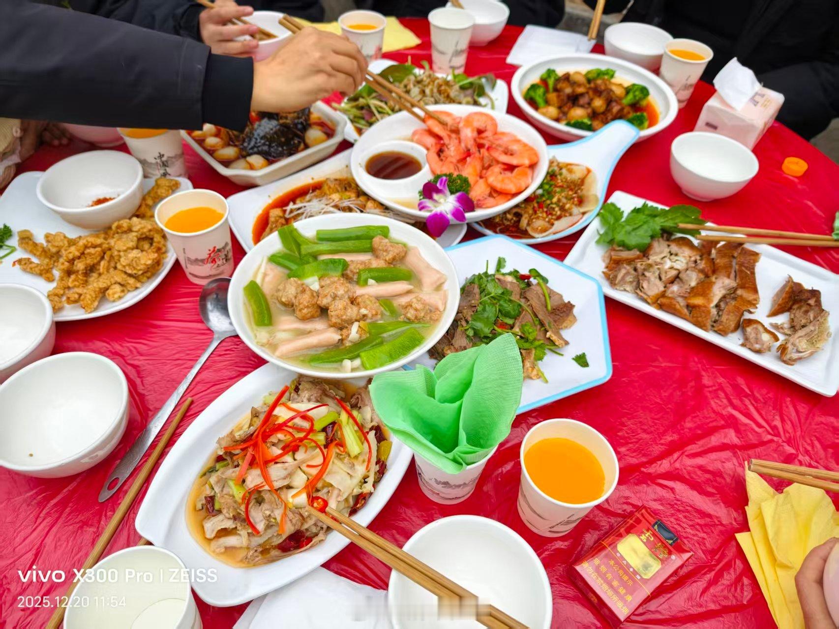 昨天回老家，给长辈助寿吃坝坝宴，都是村里的亲戚上了一桌菜，70%都剩下了。可能是